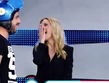 «Τι λαρύγγι ρε μ@λ@κα»: Η πιο μυθική περιγραφή στο Ρουκ Ζουκ- Γονάτισε το στούντιο! (βίντεο)